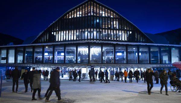 Die spezielle Atmosphäre in und um das Eisstadion Davos